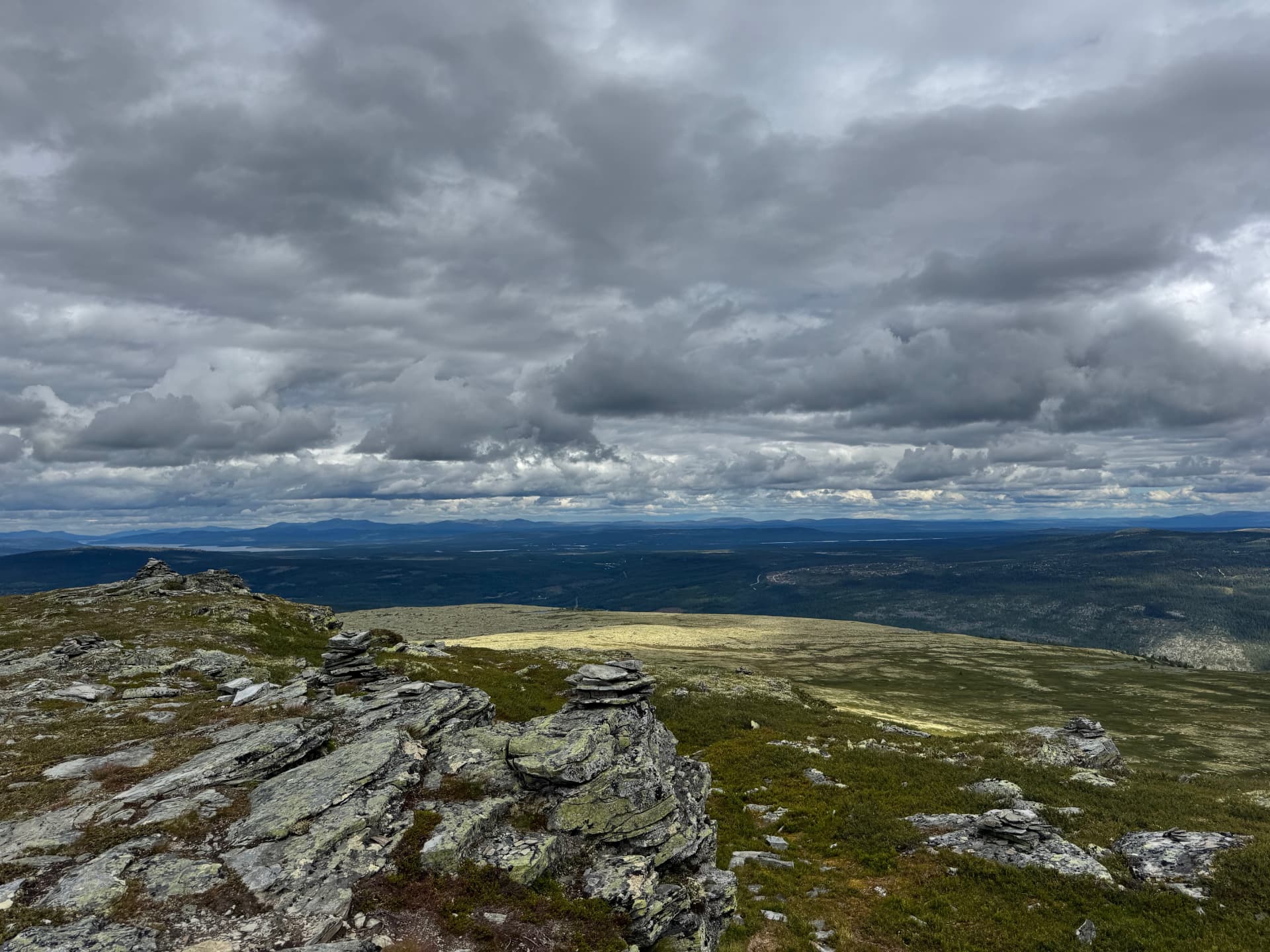 Panoramic view from the Kvitvola summit ridge with the Femund lake visible to the left