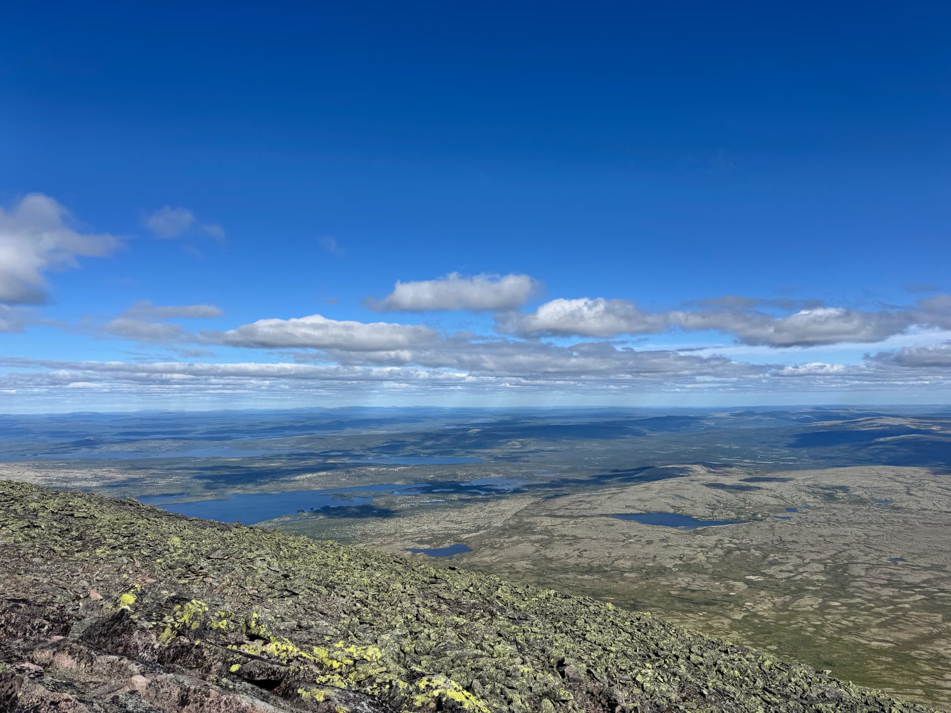 Panorama from Sølentoppen showing the chain of large lakes — Sølensjøen, Galtsjøen, Isteren and Femund — stretching east